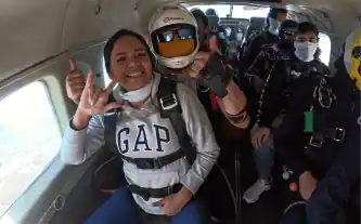 Mujer lista para saltar  desde adentro de un avión 