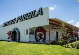 Vista exterior de las instalaciones  de la Zona de paracaidismo Skydive Puebla en Puebla, México.