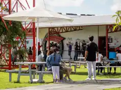 Área verde de las instalaciones  de la Zona de salto en paracaídas Skydive Puebla, Atlixco.