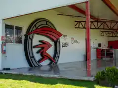 Zona de preparación de salto tándem en paracaídas en Skydive Puebla.