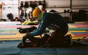 Persona del staff empacando un paracaídas en  la zona de salto en paracaídas Skydive en Puebla 