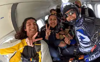 Pasajeros arriba de un avión especial para saltar en paracaídas