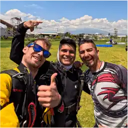 celebrando después de saltar en paracaídas