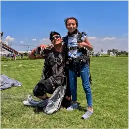 Niña festejando su salto en paracaídas 